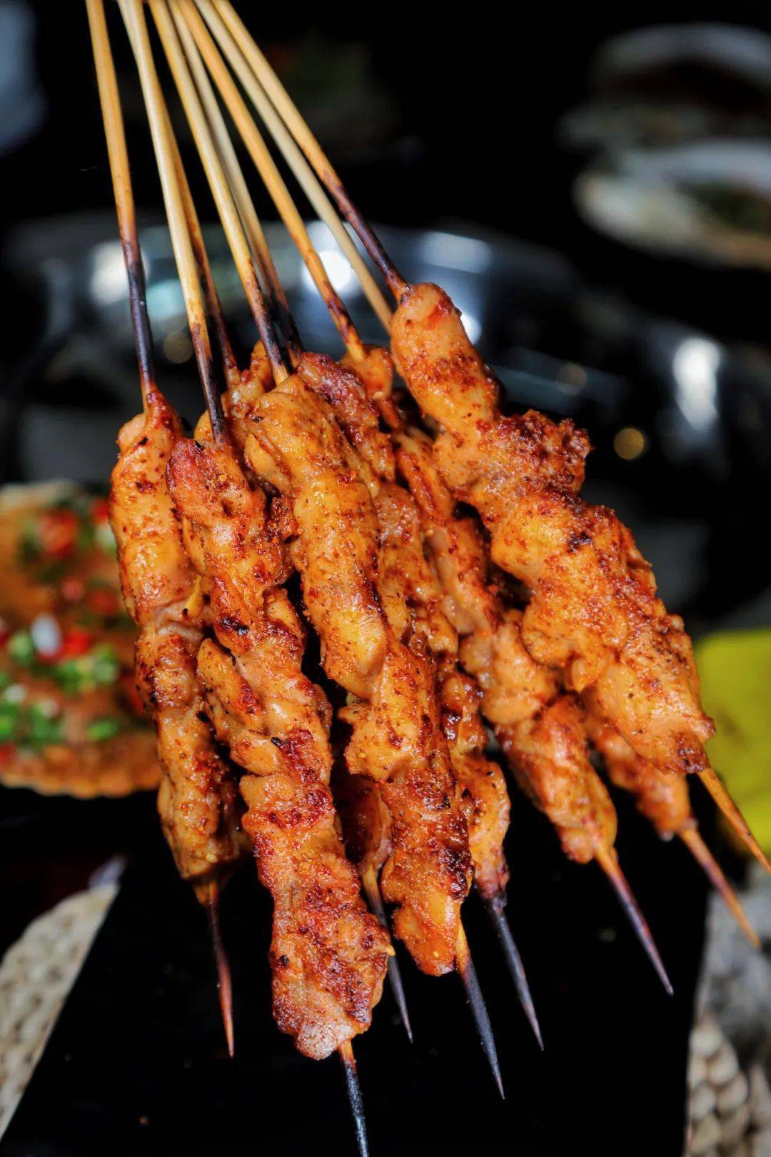 太霸道了这家烧烤店逆天了羊肉串白虾鸡肉串生蚝花蛤蘸羊肝人均20撑到