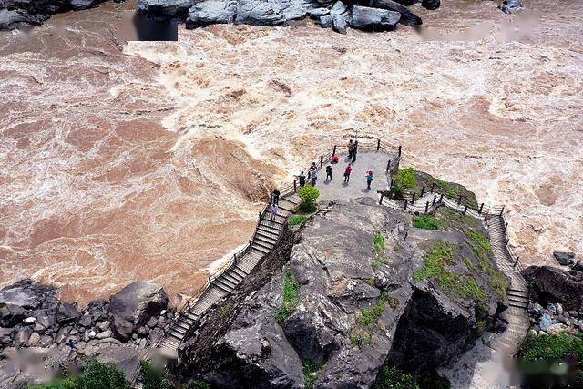 怒江天险"老虎跳"浪花飞溅,惊涛拍岸