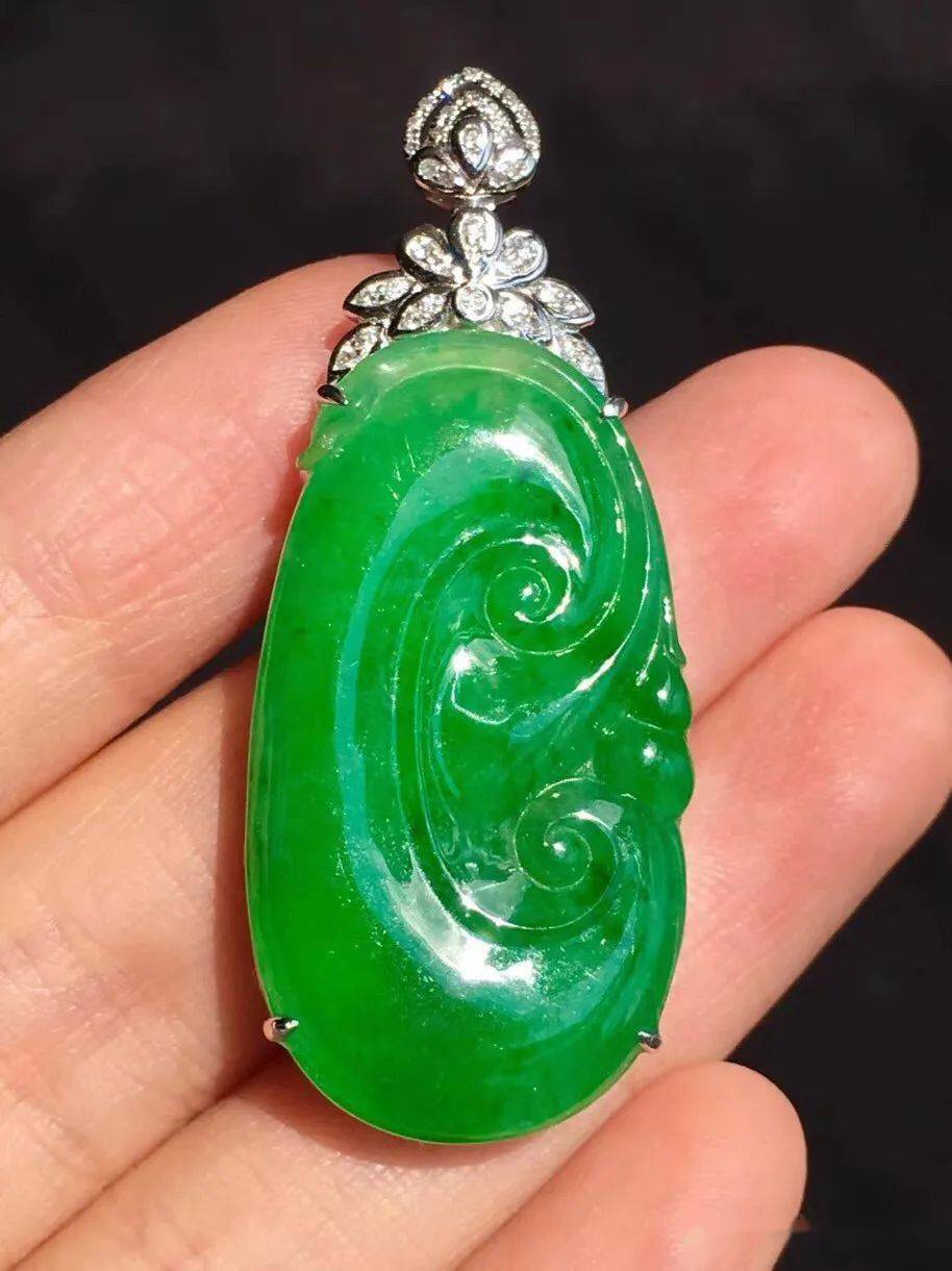 翡翠欣赏丨冰种正阳绿福豆吊坠一对五位数件