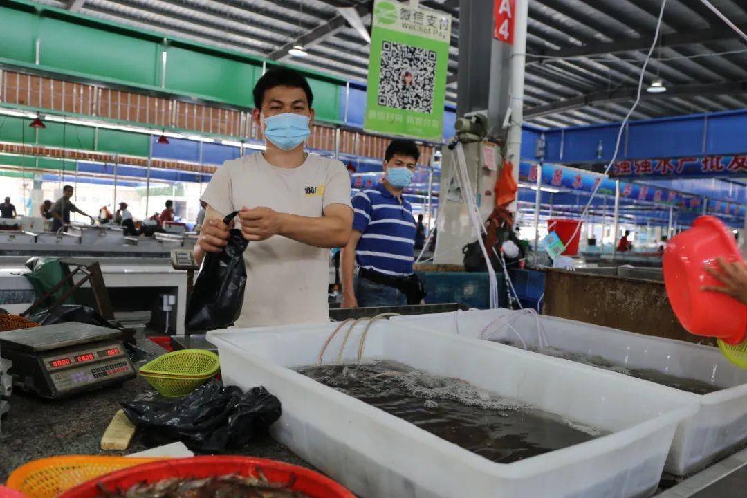 面对新的环境,一直经营水产生意的梁老板笑呵呵地告诉笔者:"以前在