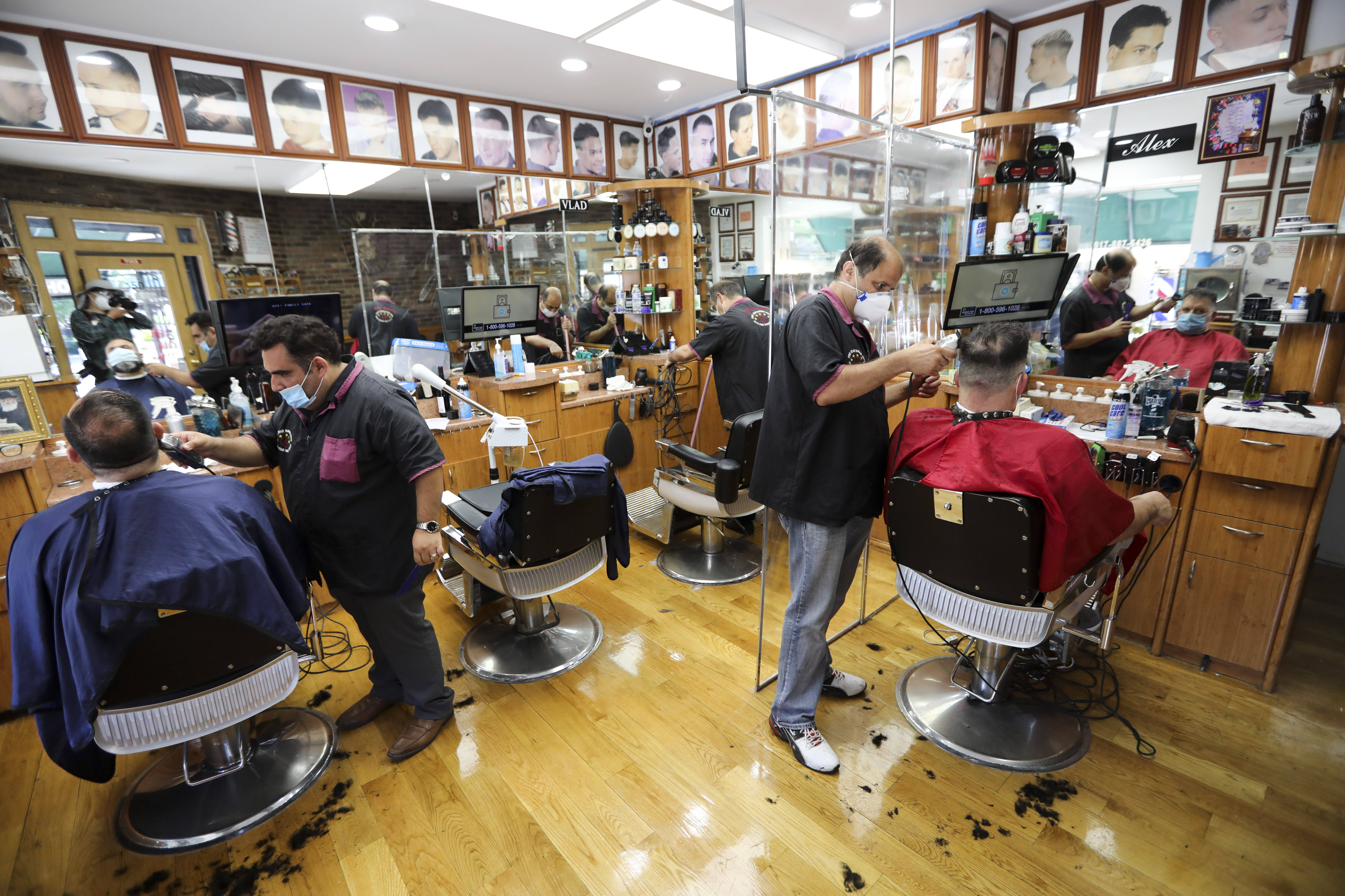 6月22日,顾客在美国纽约一家理发店理发