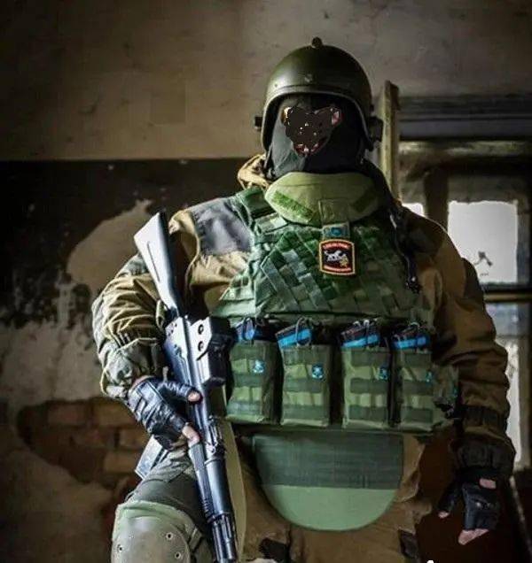 移动的军械库战术背心是如何从人身上穿到狗身上的