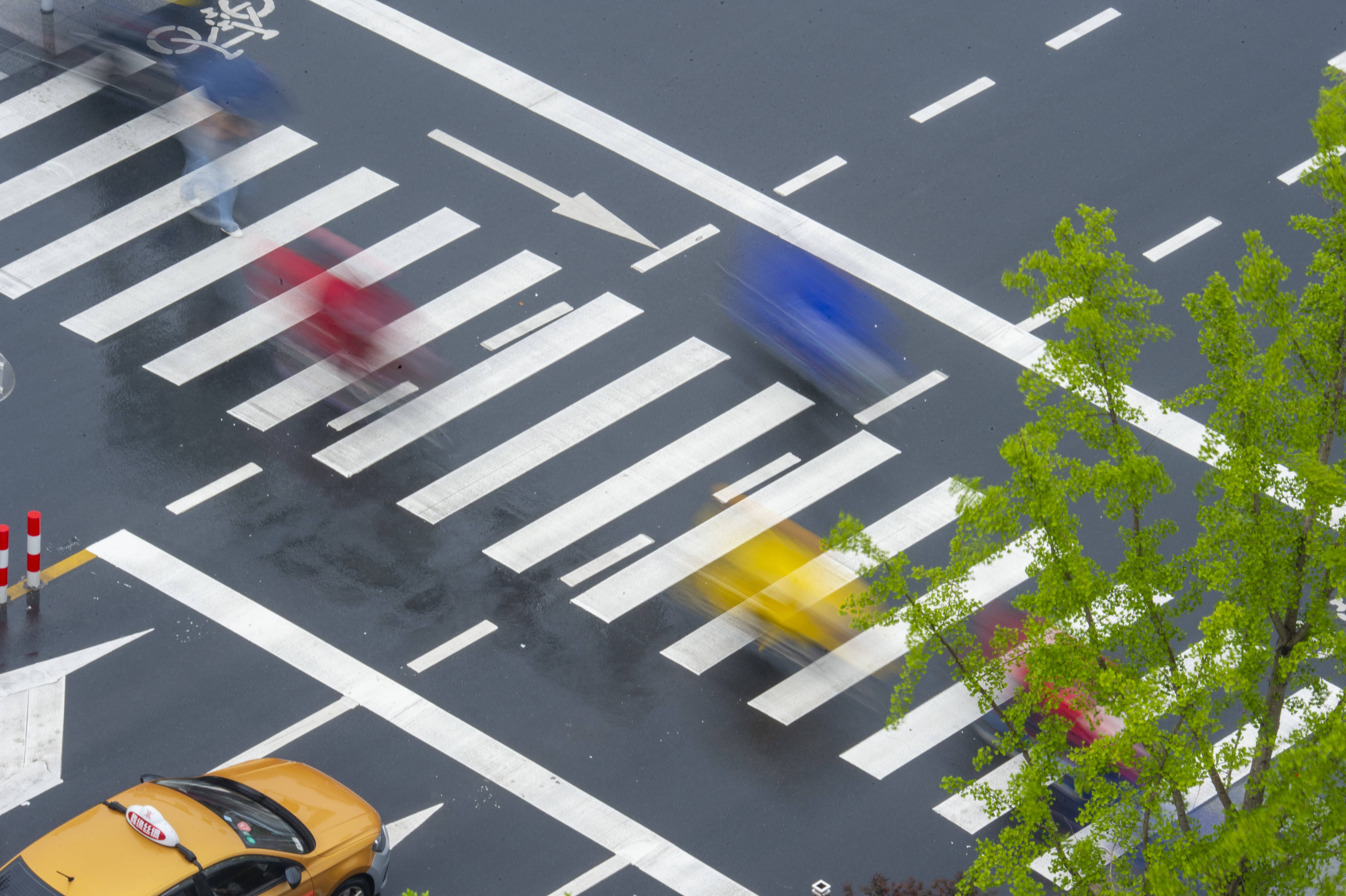 6月23日,江苏省常州市市民冒雨在街头骑行