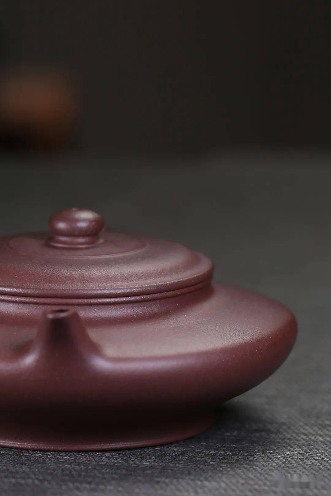 在紫砂壶器型中,素有"造型扁一分,成型难一分"之说,故而扁而不塌的"虚