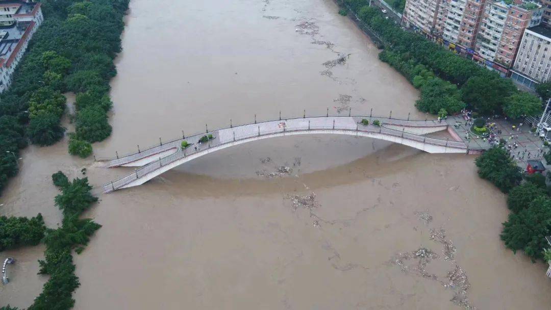彩虹桥河流现状受灾现场▲央视新闻报道央视新闻直播报道綦江洪水央视
