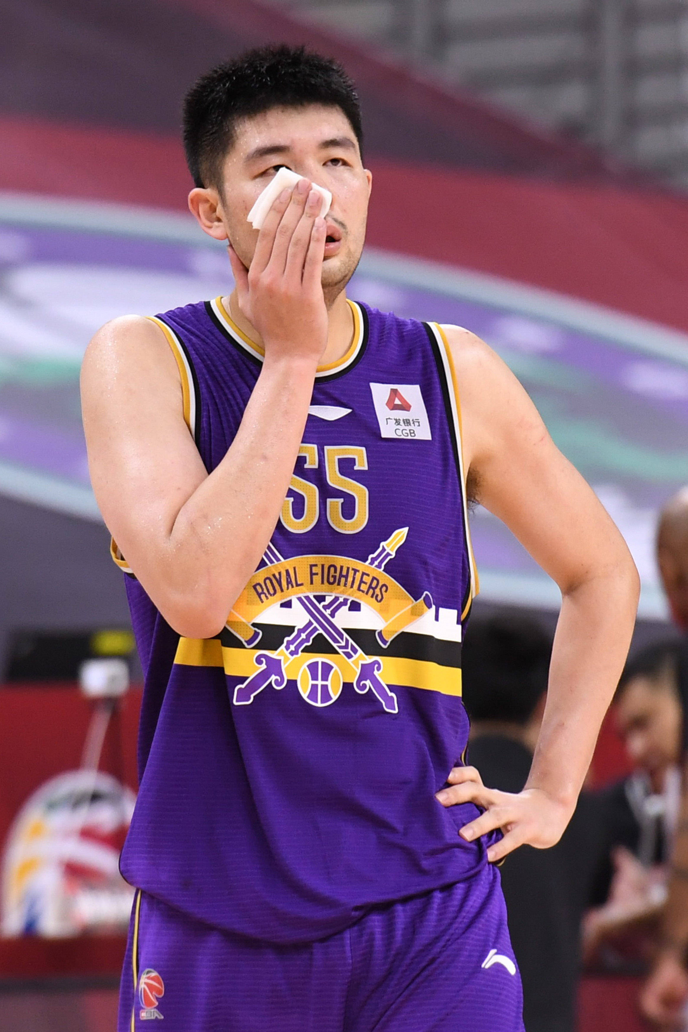 6月23日,北京控股队球员孙桐林在比赛中捂住受伤的鼻子.