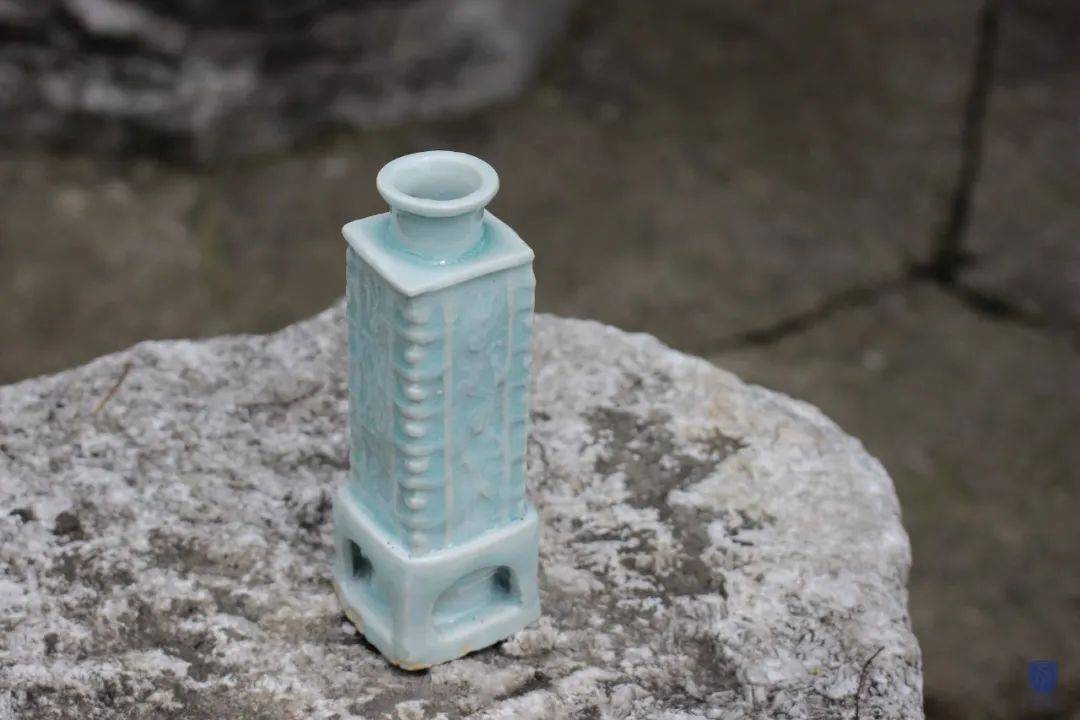 简介:"琮"这一造型历史悠久,源自上古,是良渚文化的标志性器物.