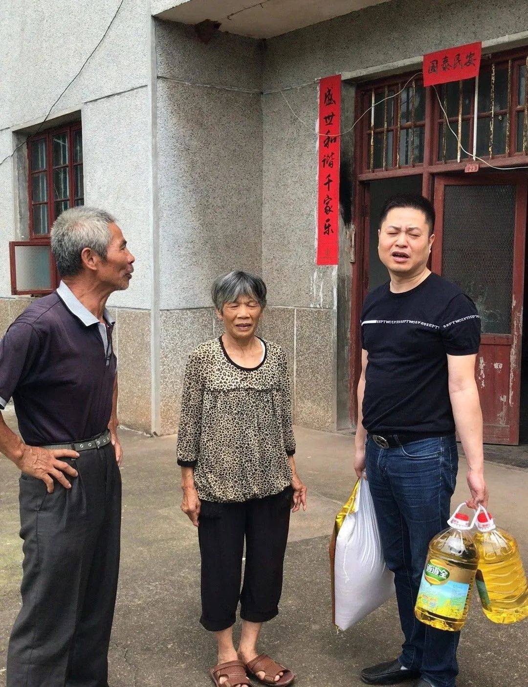 在船湾镇荆村村贫困户江卫平家中,扶贫干部张正金与江卫平面对面交谈