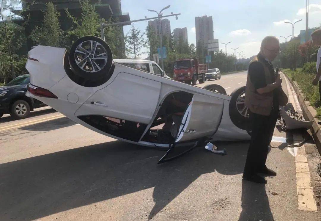 仪陇发生一起交通事故,一轿车"四脚朝天"翻到了路边.