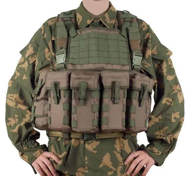 在2011年展出的另一款俄军战术背心,装备有多达5个硕大的弹匣,携弹量