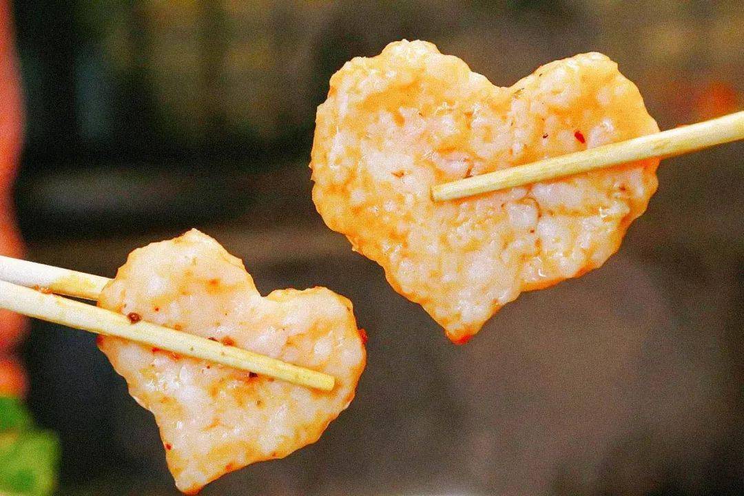 爱心形状的虾滑,则是老板娘关爱单身狗的一大善举,或许出门就可以遇见