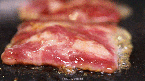 将肥牛放入烤盘,立马汁水四溢,多汁肥牛名副其实.