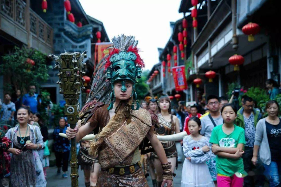 端午当天,祭祀团队将脸涂彩,身着三千年前古蜀人原始的服装,并以神性