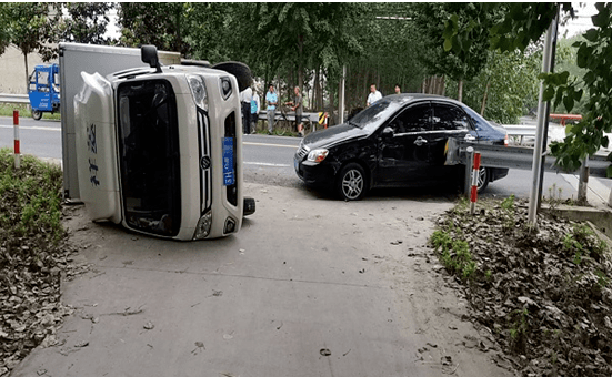 某某駕駛的小轎車沿328省道由北向南行駛,在觀察到對向車道有車駛來的