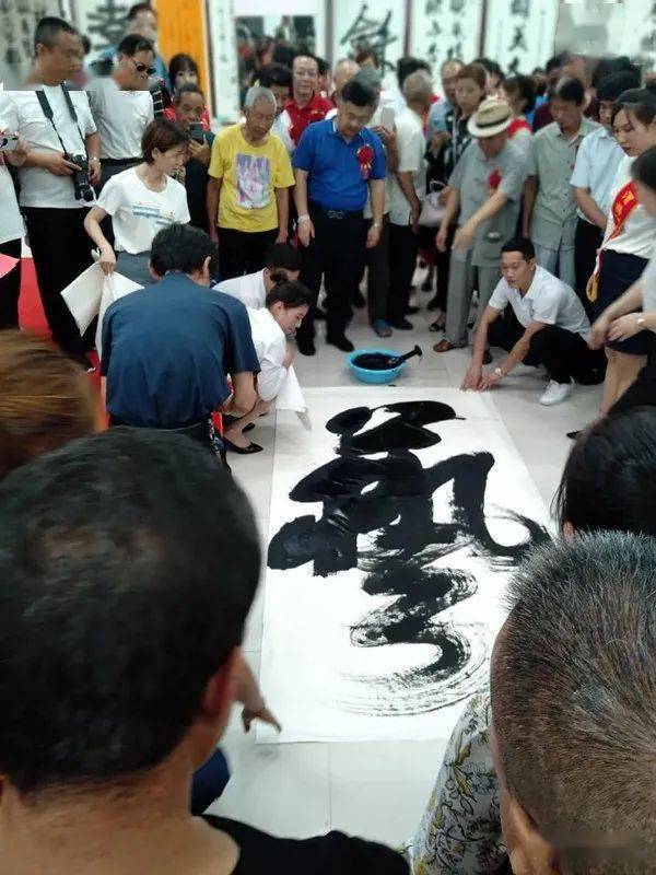 中国上海榜书研究会副秘书长,西安榜书艺术创作中心主任张福林现场