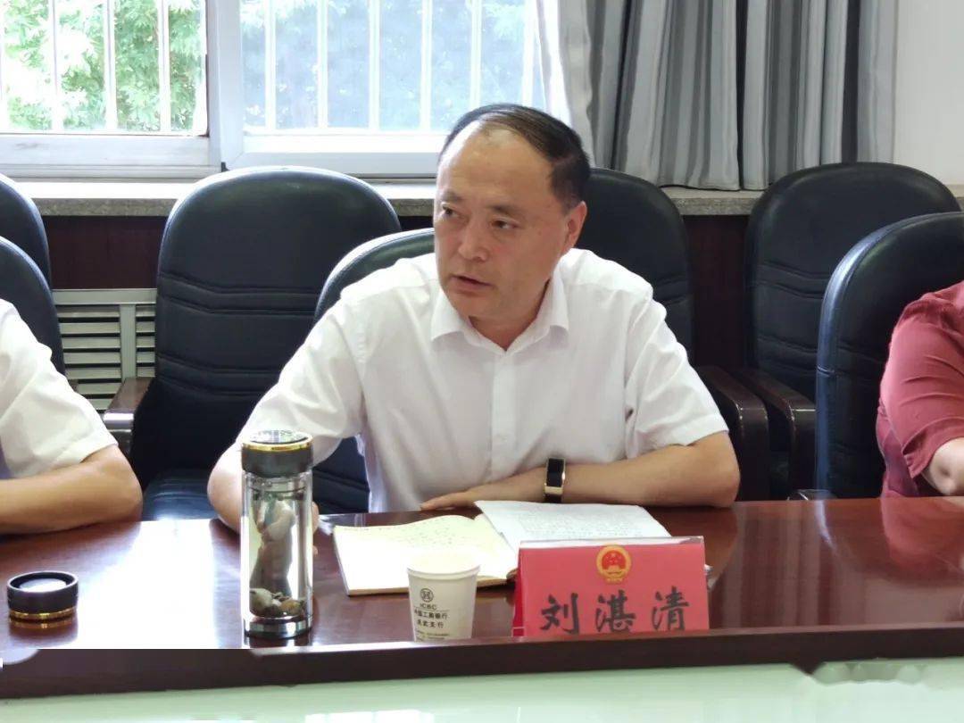 县人大常委会视察全县城区基础设施及安居工程建设工作