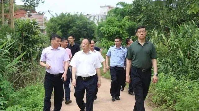 藤县县委书记,县禁毒委主任黄东明(中)到藤县公安局禁毒大队调研指导