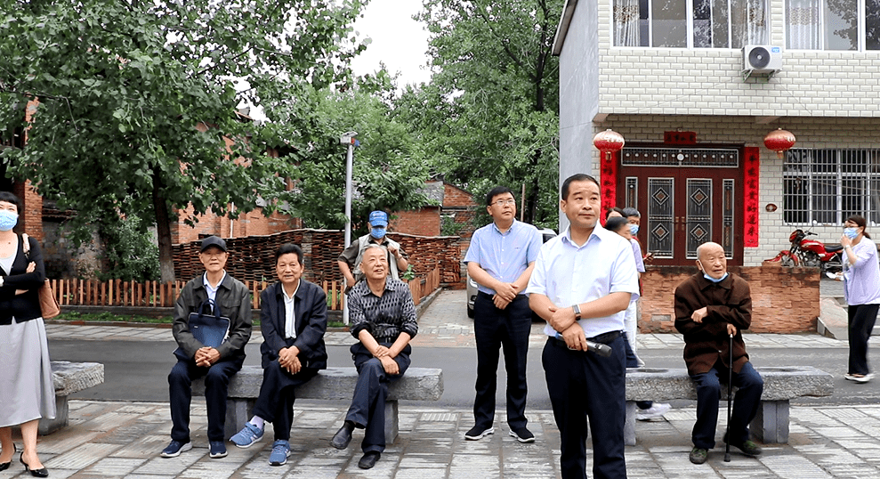 6月17日,區委書記李靈敏一行到明港鎮清淮新村,何崗村,新集村檢查指導