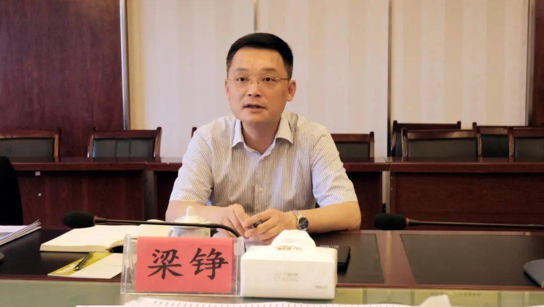 他说,金沙县地处毕节市,遵义市和贵阳市三市交界,高速公路项目是金沙