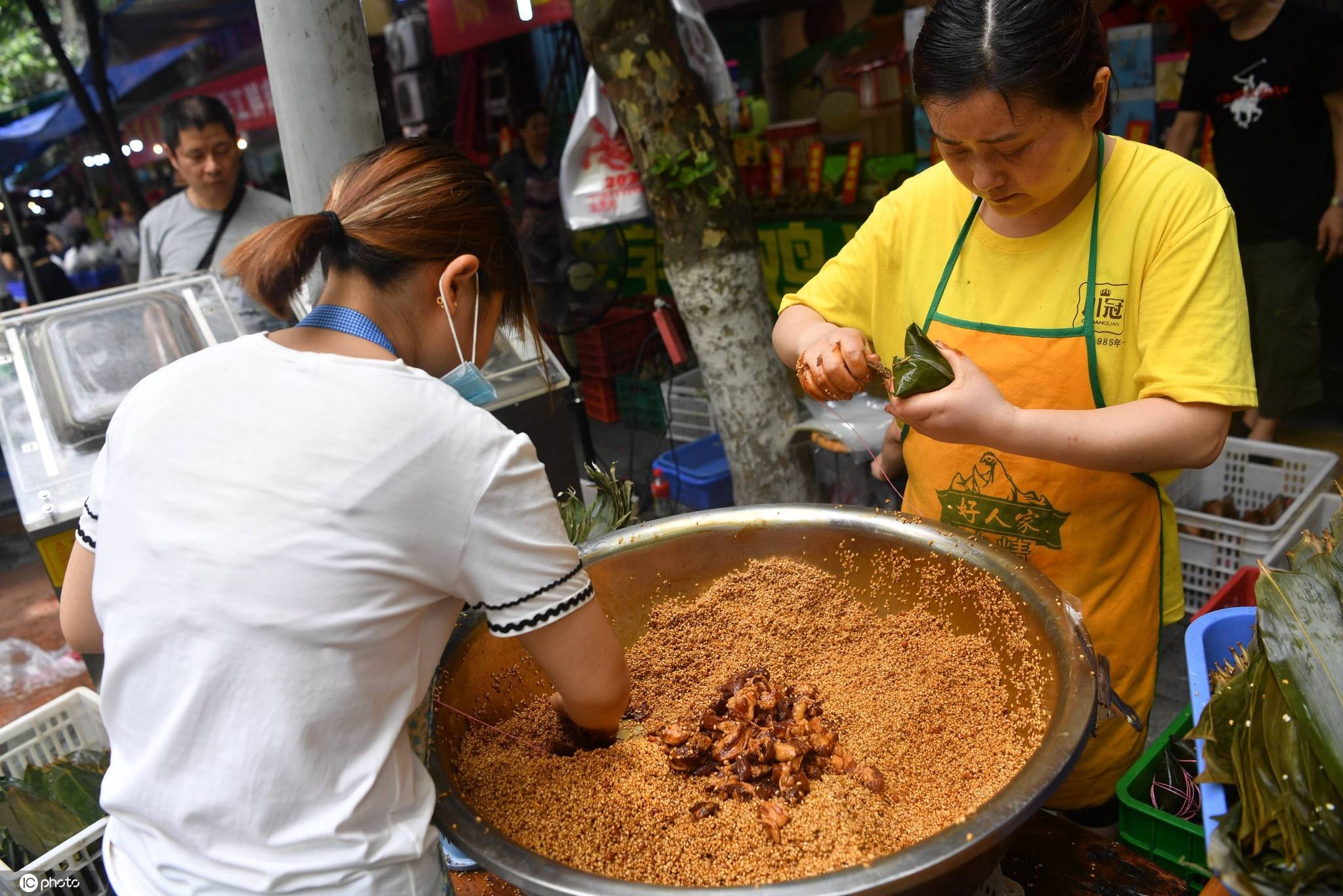 成都30年历史的"粽子一条街"又火了商家摆摊1公里人声鼎沸