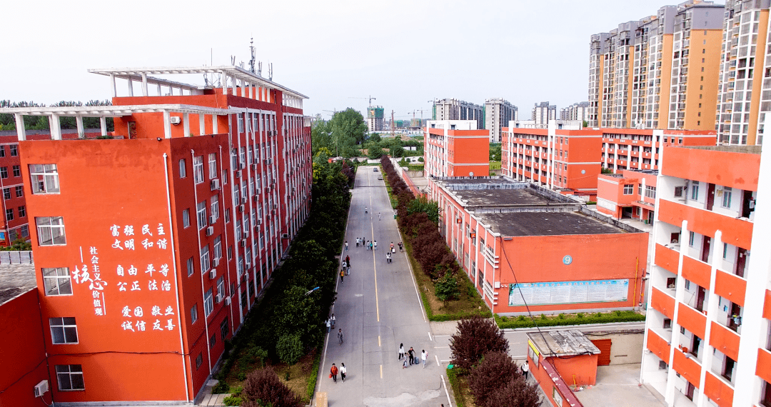 快速崛起中的汝南二高真诚欢迎全县九年级的莘莘学子加盟