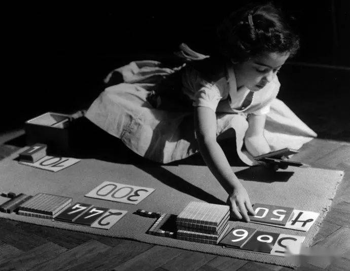 从13到数千的孩子从1到25间的教室蒙氏教育在荣邦的这8年