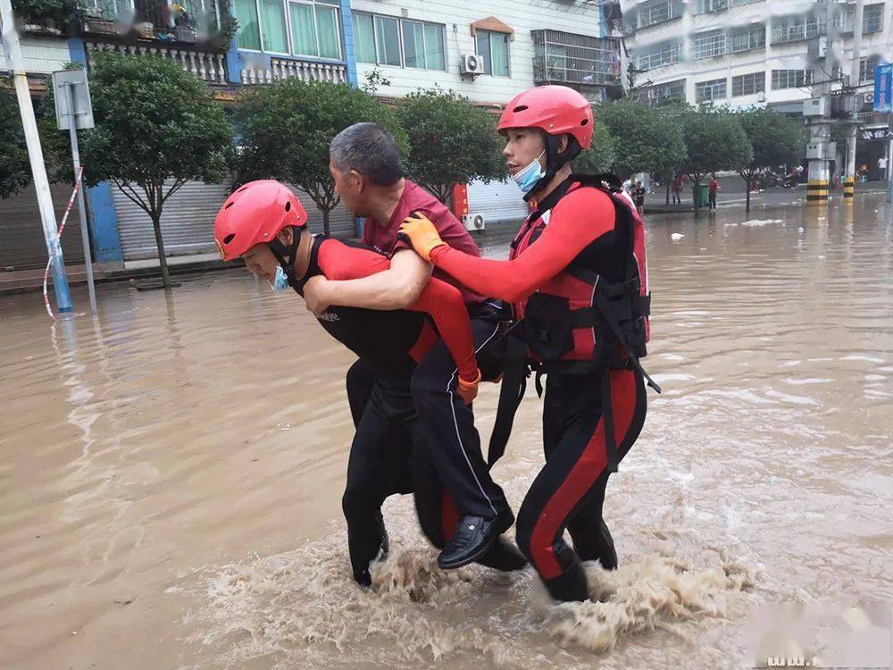 "最强降雨"横扫10余省份!孕妇被困山中,救援人员涉险紧急转移