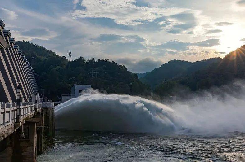 金寨一大桥出现较大山体滑坡! 造成道路中断!