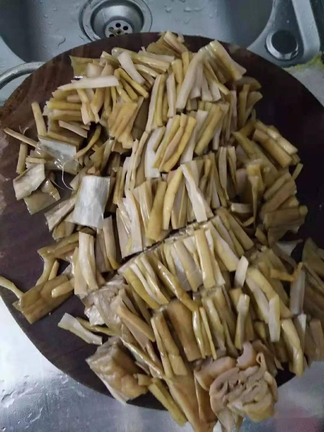 石龙特产莫底酸芋苗大丰收
