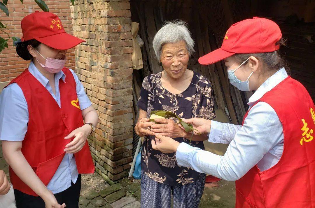 端午佳节送粽子志愿服务暖人心河南省许昌市玉皇岭墓园为困难群众送