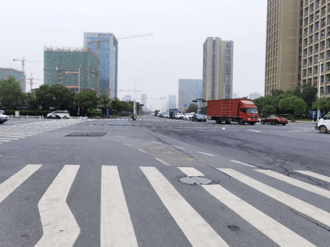 踏看了滨康路(江淑路-西兴路,西兴路(滨兴路-西兴路)道路设施的现状