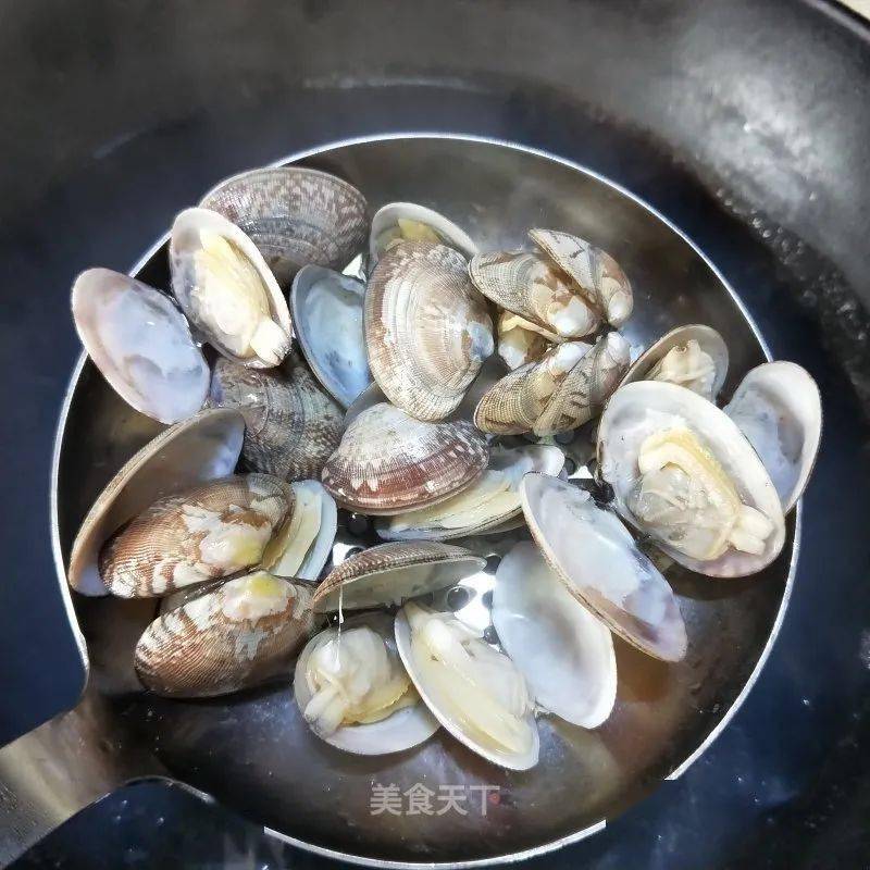 5. 煮开一锅水,将花甲焯水.