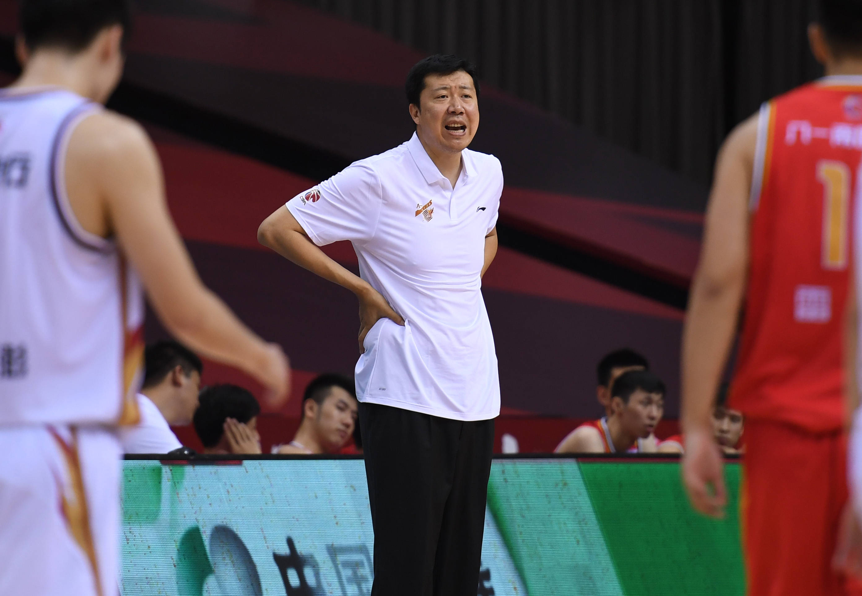 6月26日,八一南昌队主教练王治郅在场边指导队员.