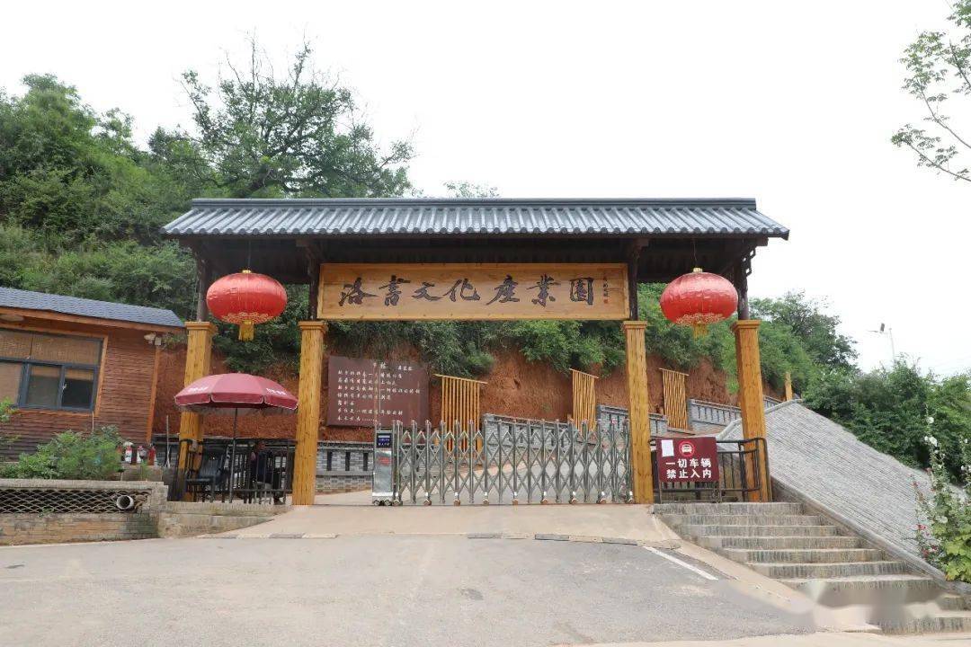 在罗岭乡香楸湾景区,驾车前来游玩的游客络绎不绝,停车场已经停满了