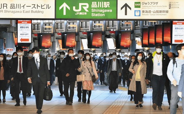 日本白领好丈夫每天不辞辛苦坐新干线上下班