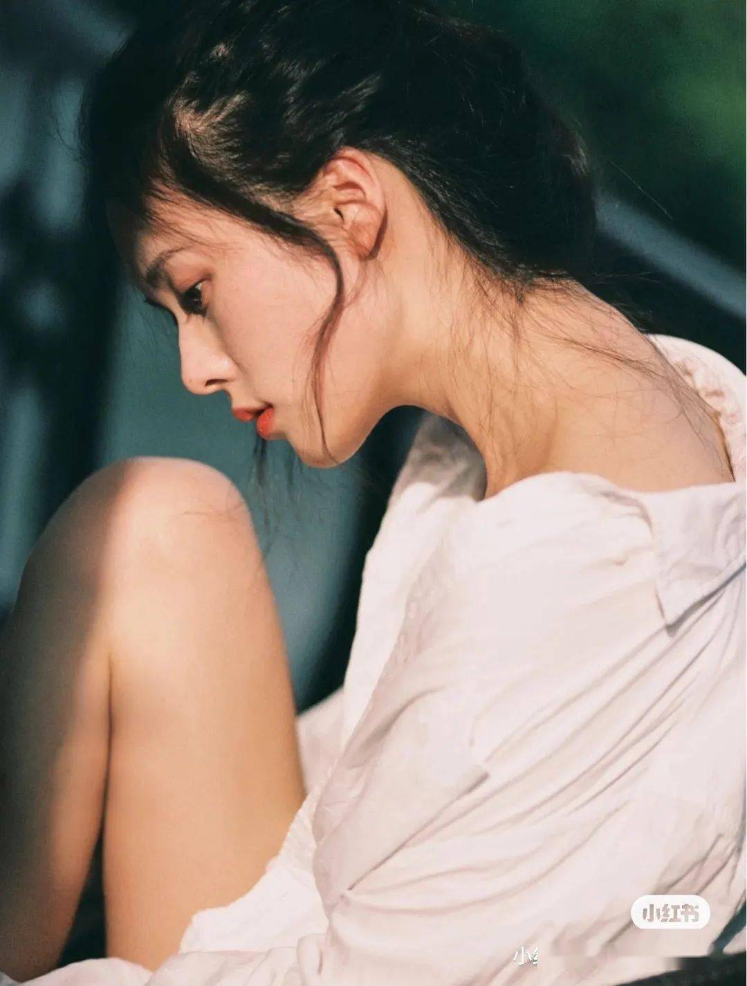 不过想要拍好这类写真,动作就得略显浮夸和做作了,而且它还很考验"