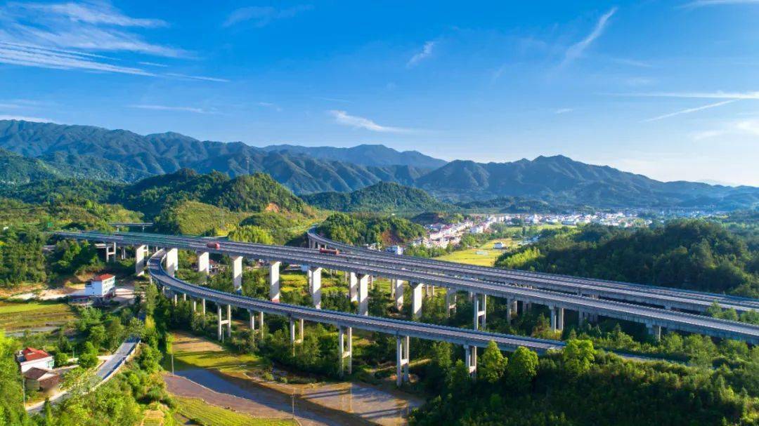 武吉高速,昌铜高速与g220东深线铜鼓交汇处.审核:练崇田供图:李清泉