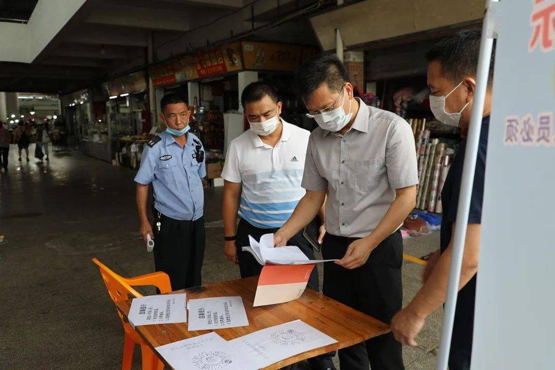 南头镇党委副书记镇长蓝海斌带队检查农贸市场防疫工作