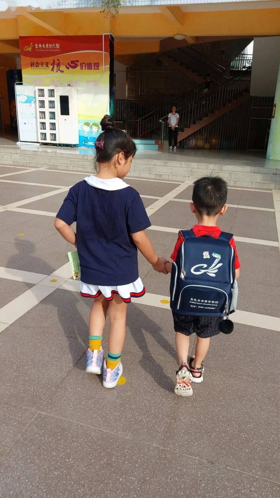 总园金幼萌娃上学记二有一种成长叫送弟弟妹妹回班级