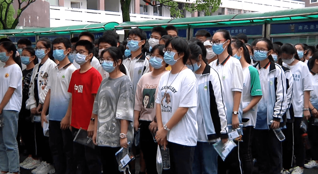 早上6點半,在衢州華茂外國語學校門口,考生們正陸陸續續地走進校園.