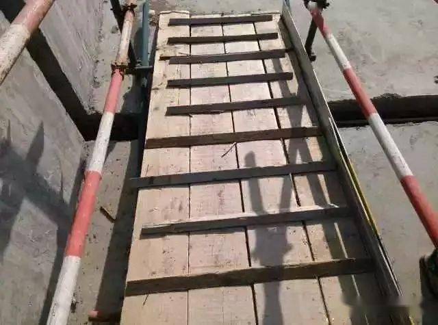 3条)要求:人行斜道和运料斜道的脚手板上应每隔250mm-300mm设置一根