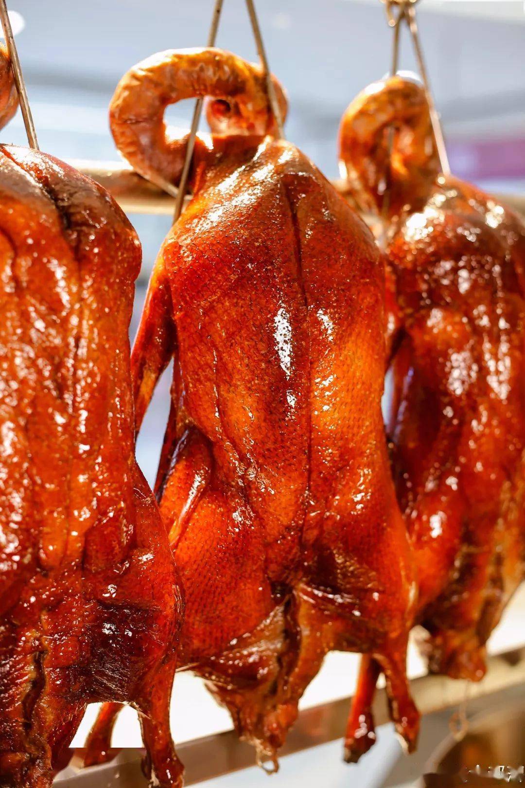 "  有着30多年明档经验的师傅手起刀落,烧鹅被连肉带骨地被安排得明明