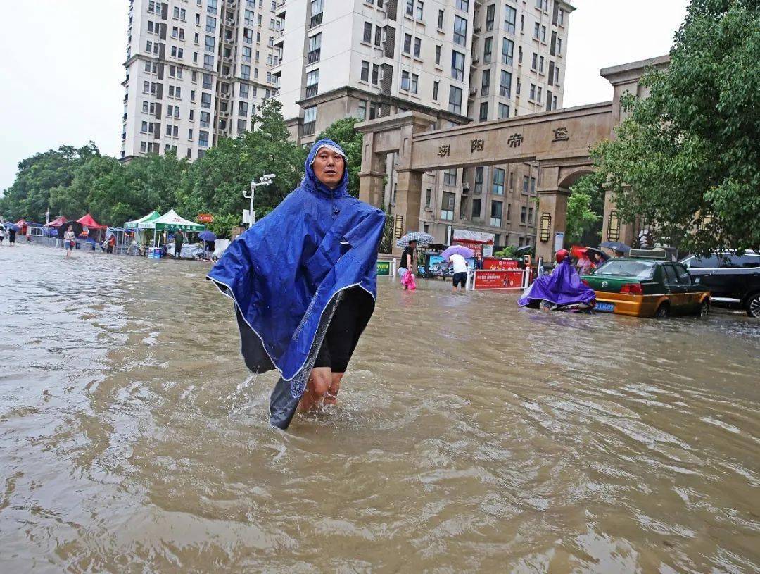 暴雨中的淮南,有人偷偷拍下了这一幕