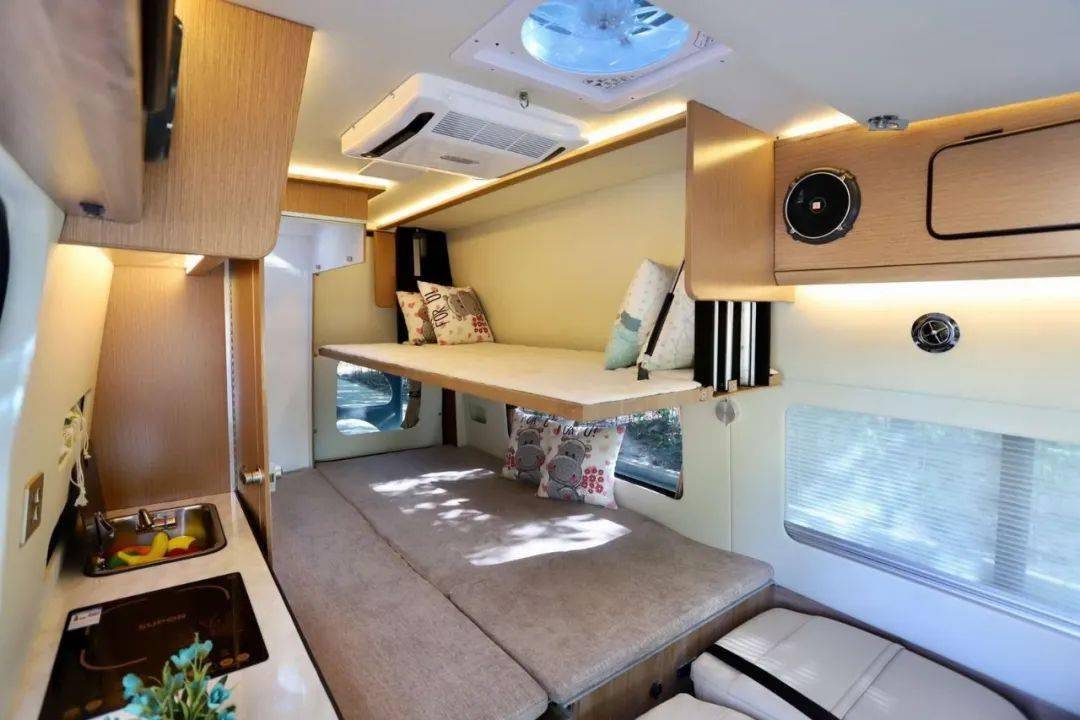 710上海房车展性比价超高的飞翔房车五种车型可选还有航空座椅和升降