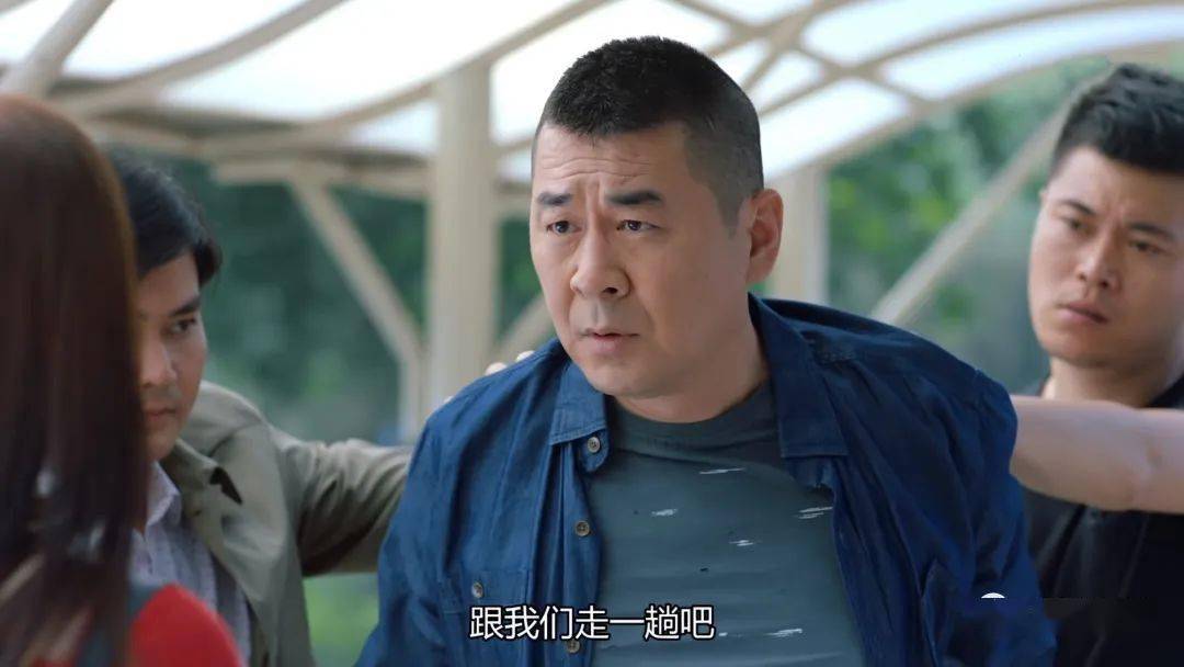 此处应有前阵子大背头在三叉戟里的台词,"你不就是想说我长得像老流氓