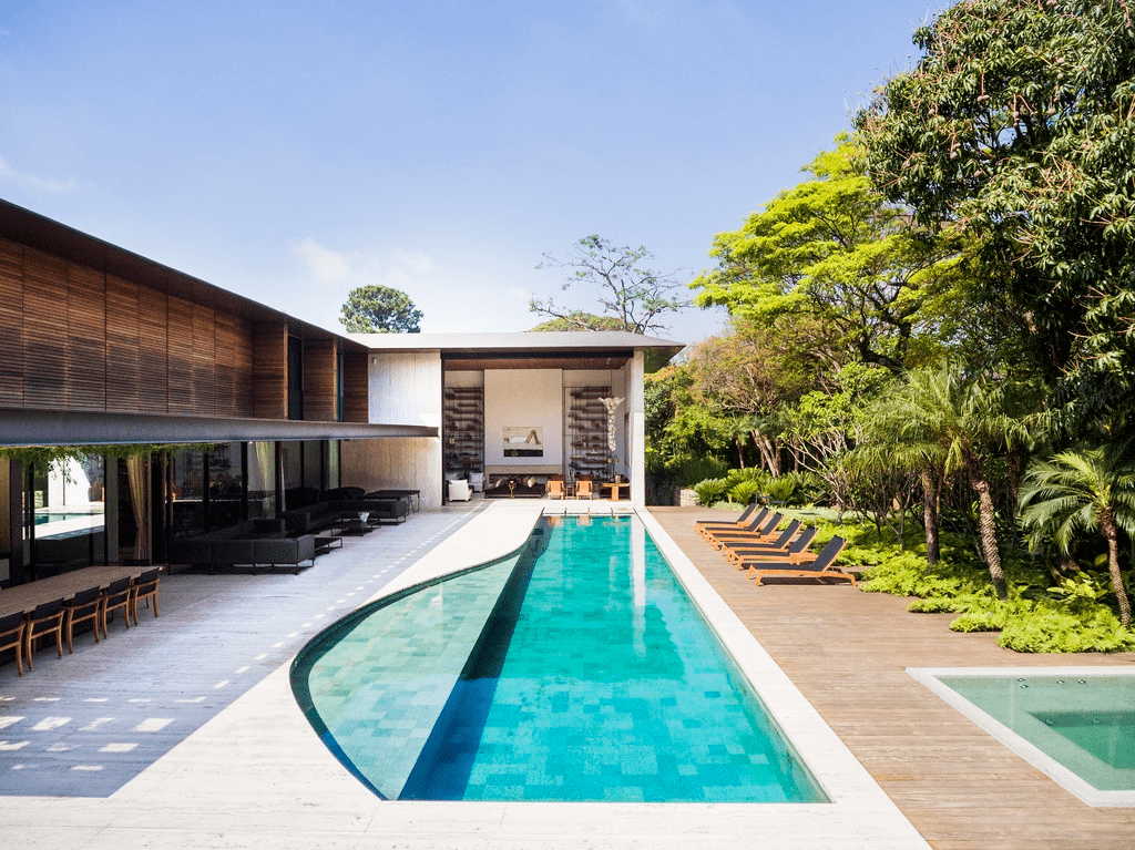 泳池略带弧度的造型除了区分开泳池的深浅区之外,也让其中和了周围