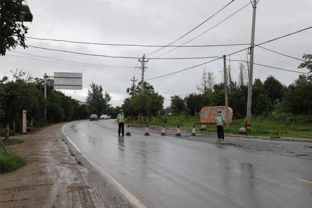 直击现场240国道烟墩包段道路恢复畅通