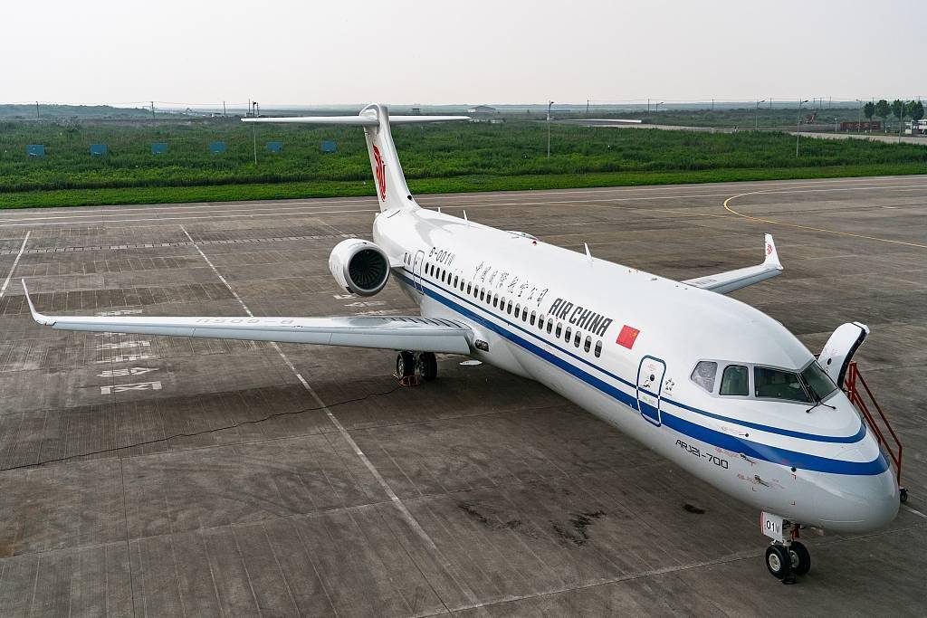 国有三大航同日接收首架国产支线arj21客机