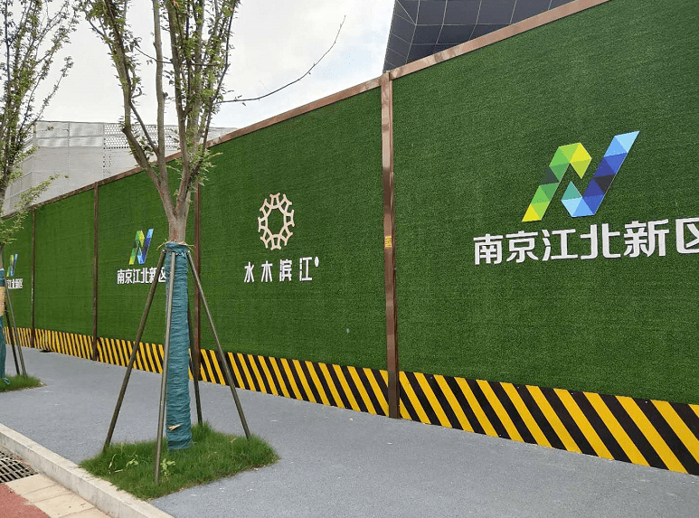 而进入售楼处,项目整体的沙盘图已经到位,彰显了项目是一个超大综合体