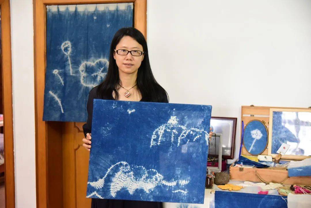 《厦门人的一天》:染在指尖的艺术_蔡黎翡